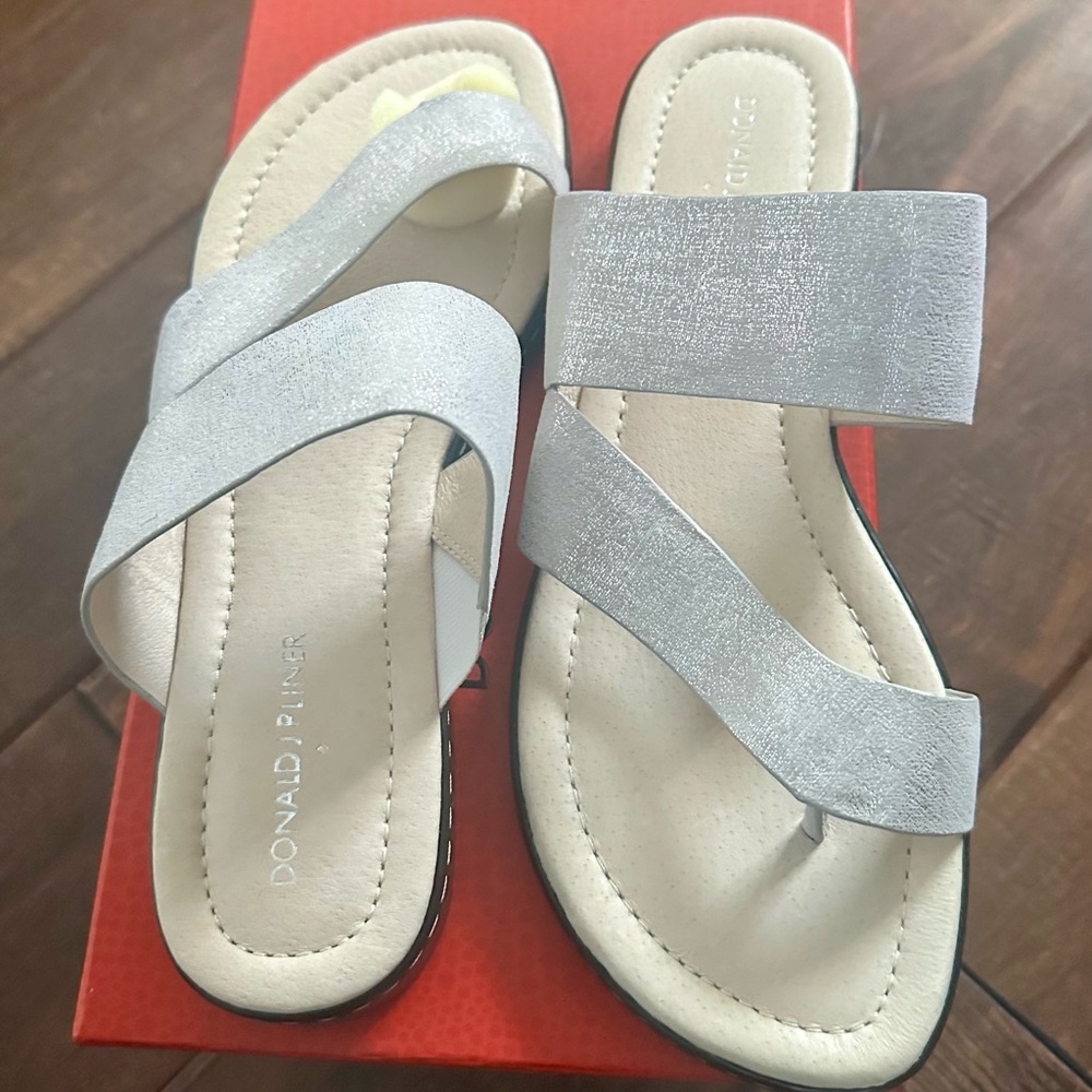 Donald J. Pliner Geri-Women's Sandals - Silver women’s 9.5 ( new)
